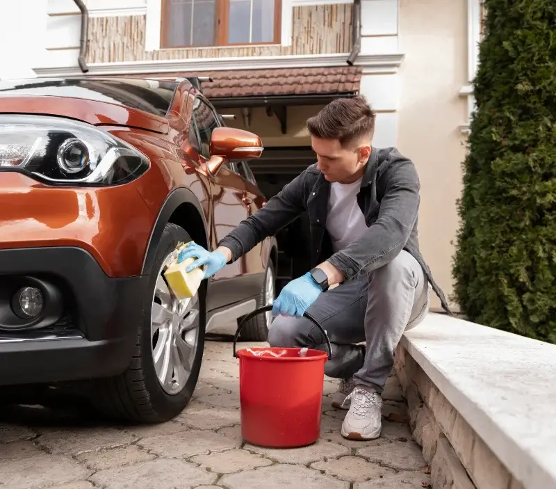 Lavage auto à domicile Campagne : professionnel intervenant sur un véhicule